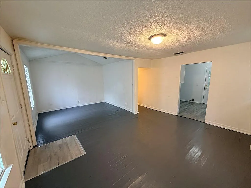 2 bed, 1.0 bath, 858 sqft, $1,100 — Photo 2