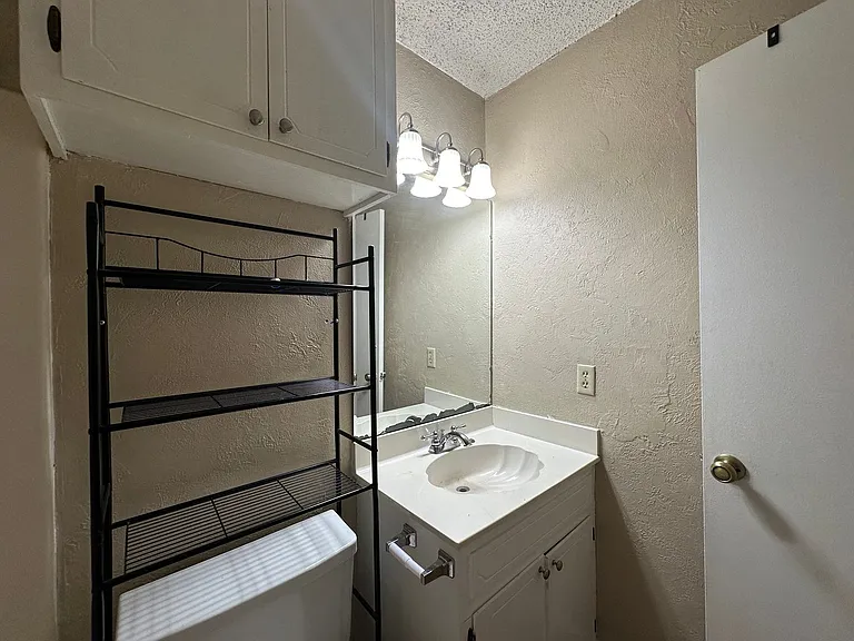 Barbara St 201 — Photo 17