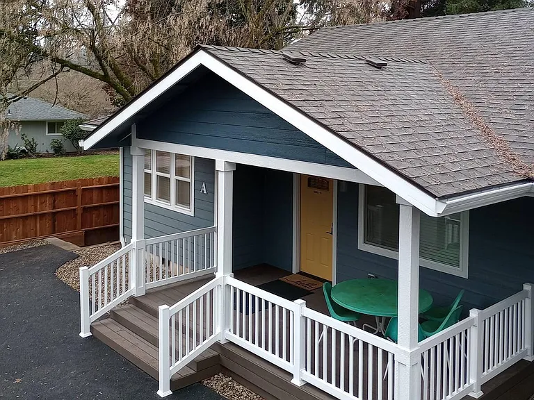 1426 SE Rogue Dr #A — Photo 1