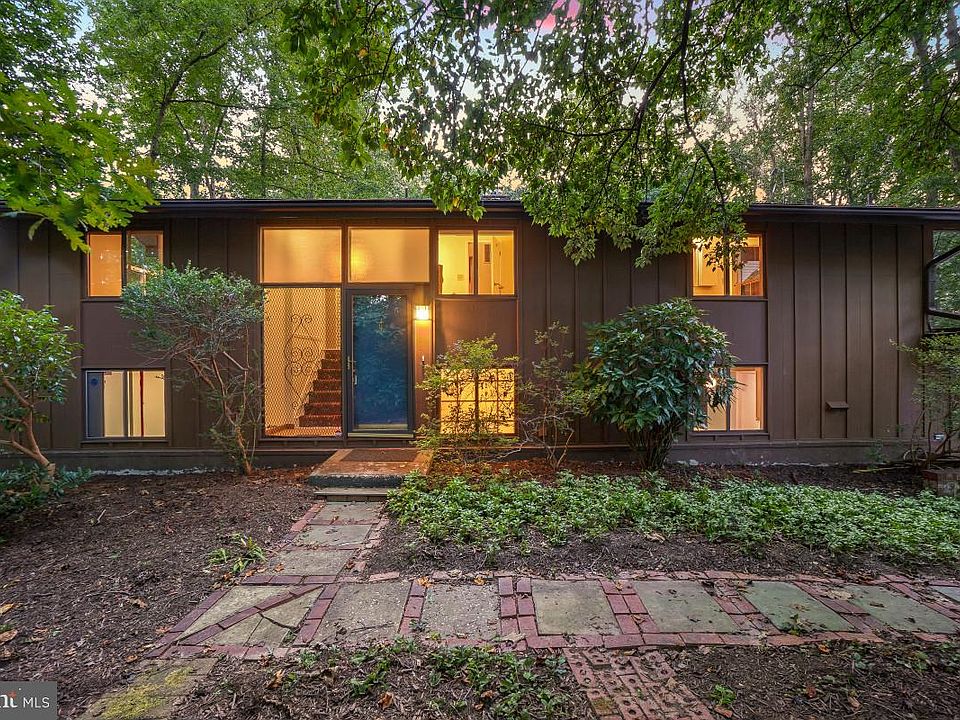 1st image of 8545 Pineway Ct