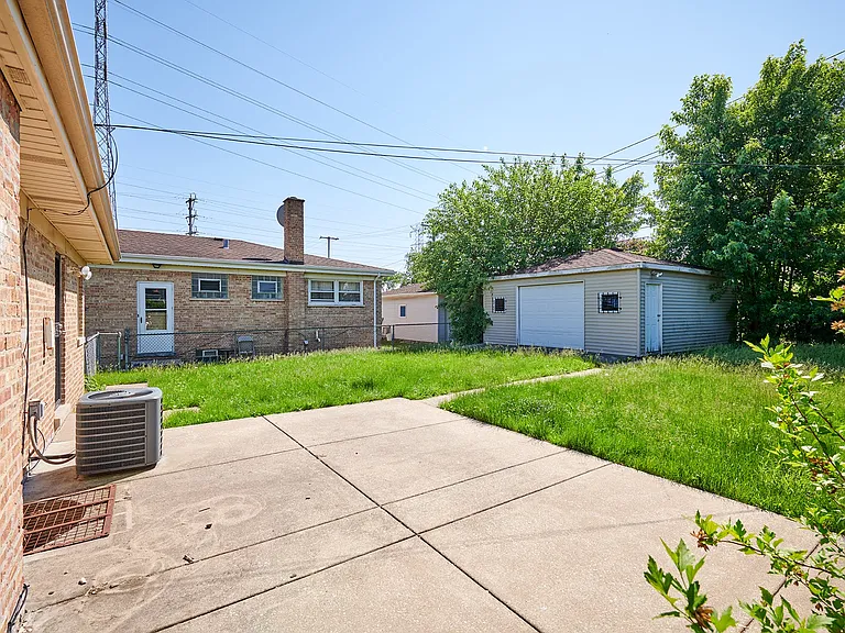 7810 E Prairie Rd — Photo 2