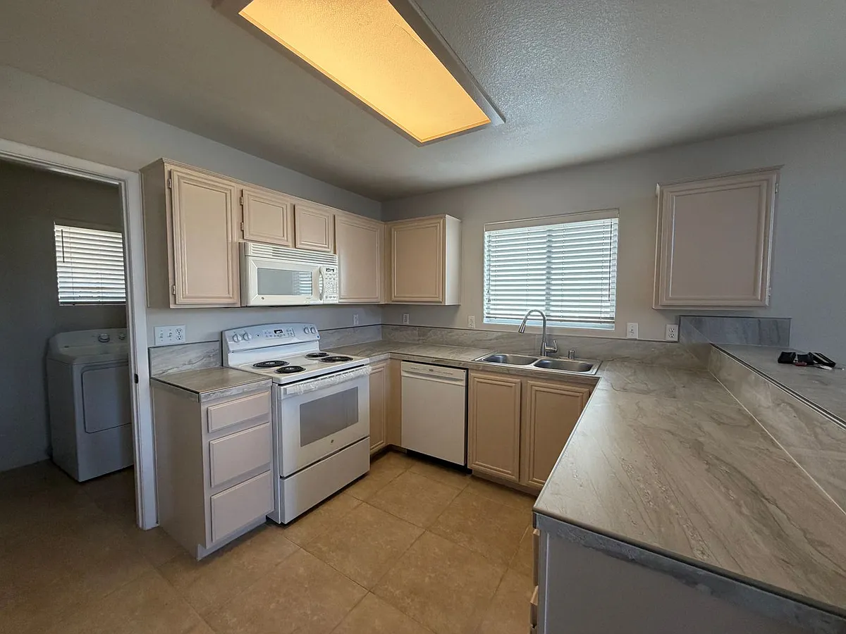 Building Photo - 1020 Allure Dr