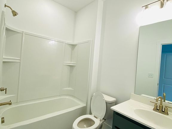 2nd bedroom_s bathroom