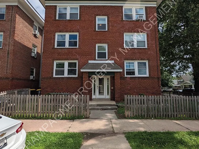 1123-1125 W 40th St — Photo 1