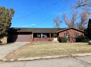 121 Scenic Dr, Vinton, IA 52349