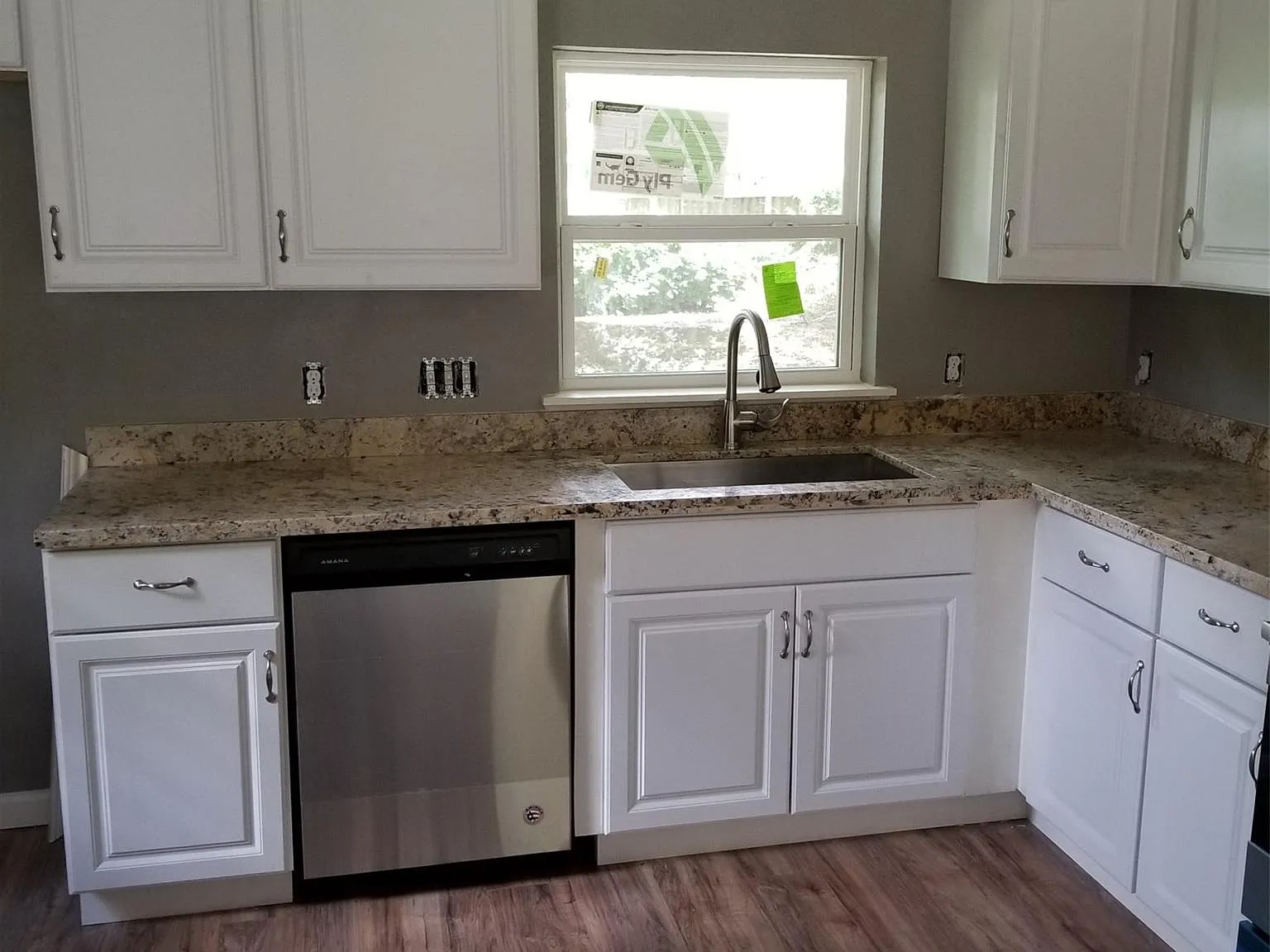 3 bed, 1.0 bath, 1400 sqft, $1,570 — Photo 2