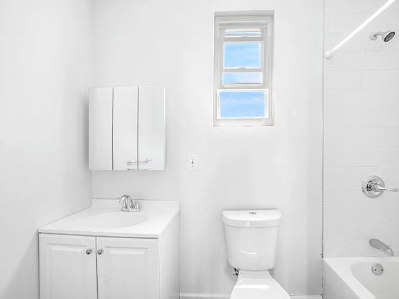 5th image of 1604 Van Buren St #1