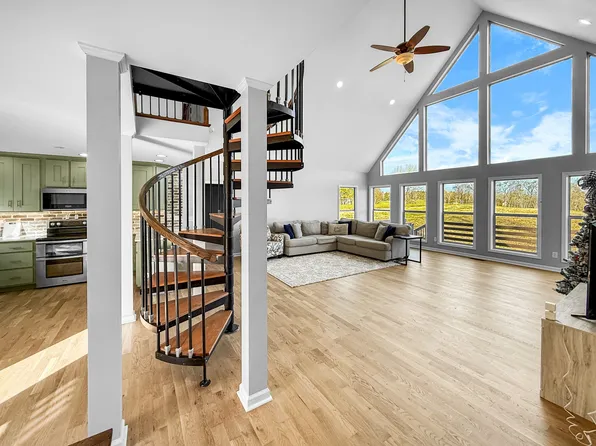 334 Slow Roll Dr, Chapmansboro, TN 37035