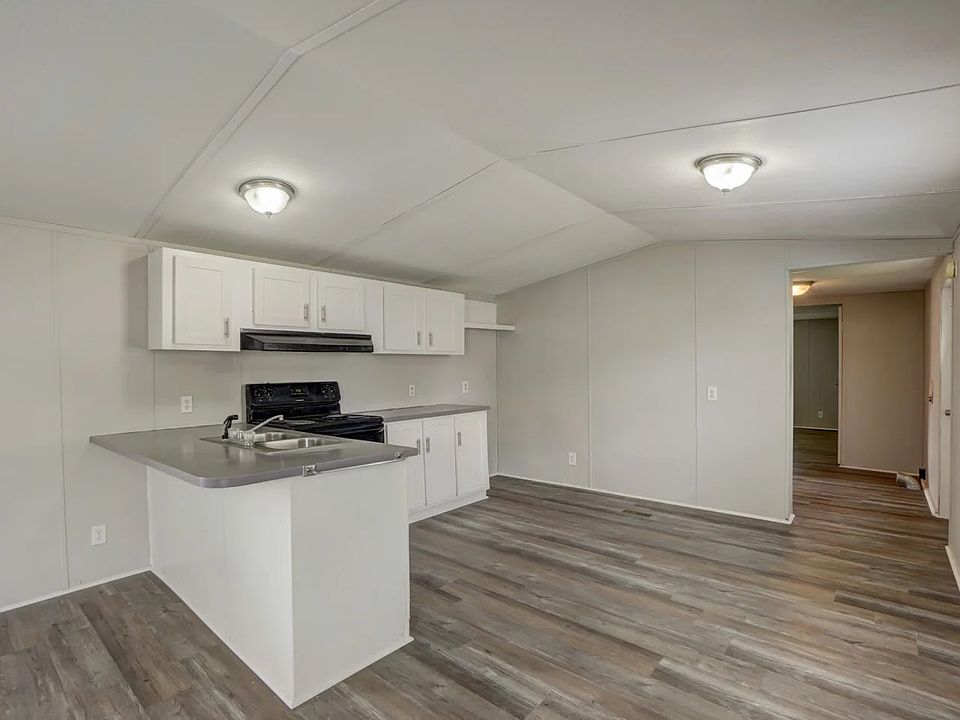 1st image of 204 Arlington Cir #104