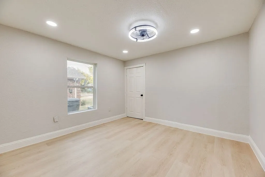 3 bed, 1090 sqft, $1,900 — Photo 4