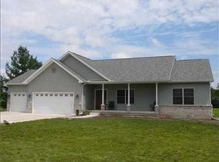 3311 Country Meadow Ln, Heyworth, IL 61745