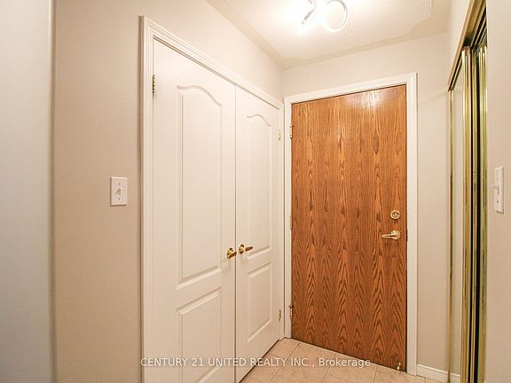 4th image of 300 Spillsbury Dr #109