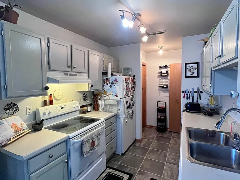 1337 Carpenter St — Photo 4