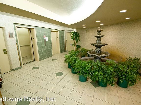 4th image of 530 W Berry St APT 402