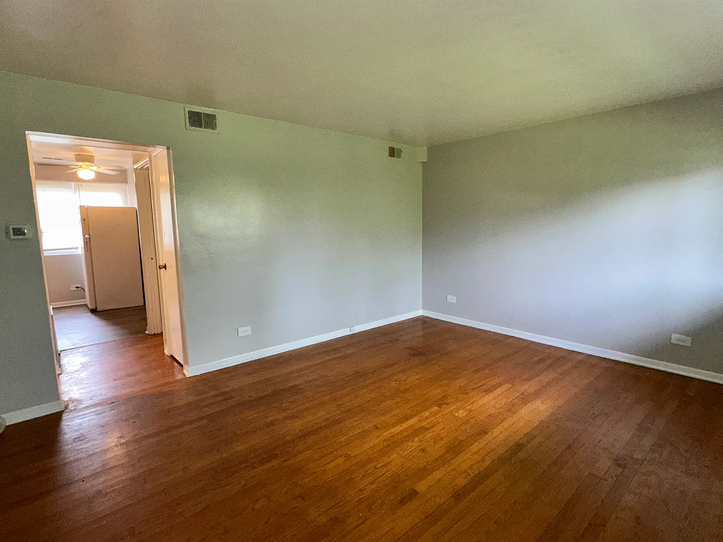 1 bed, 800 sqft, $1,050 — Photo 3
