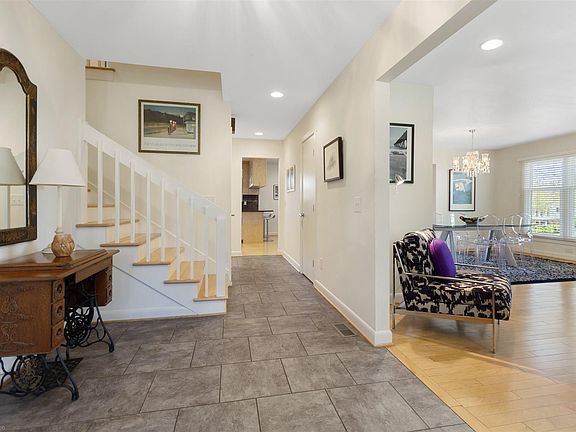 3rd image of 1005 Chateau Ct