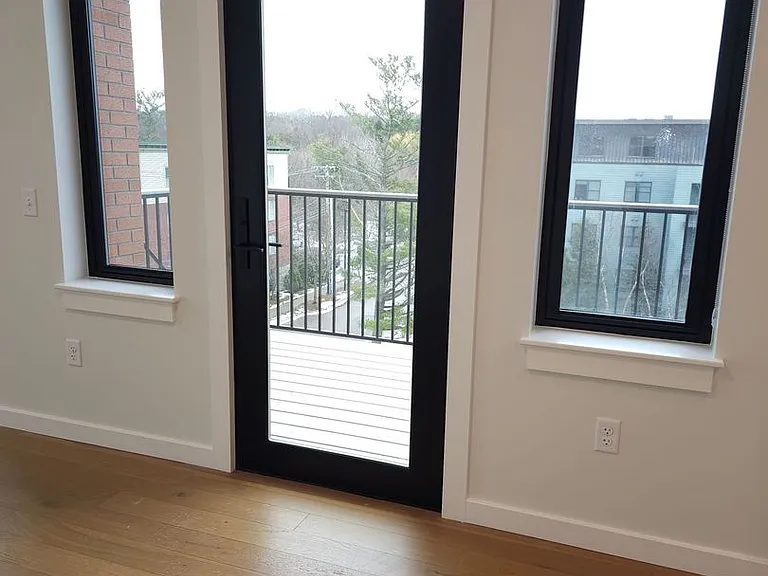 510 Shelburne Rd — Photo 3