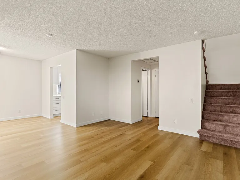 4910 Lowry Rd — Photo 6