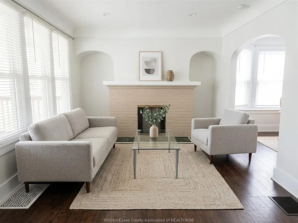 4 bed, 1.5 bath, $2,100 — Photo 2