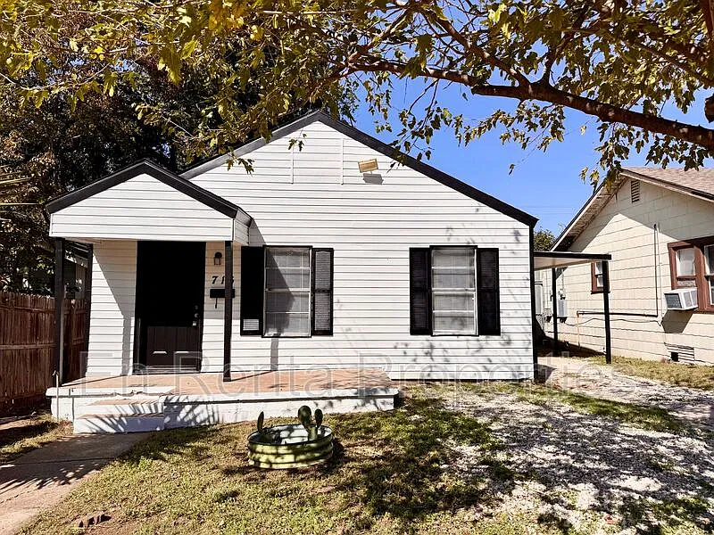 716 W Broadus Ave