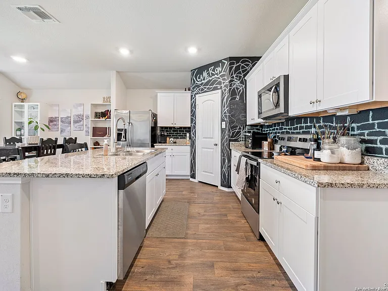 723 Armadillo Dr — Photo 9