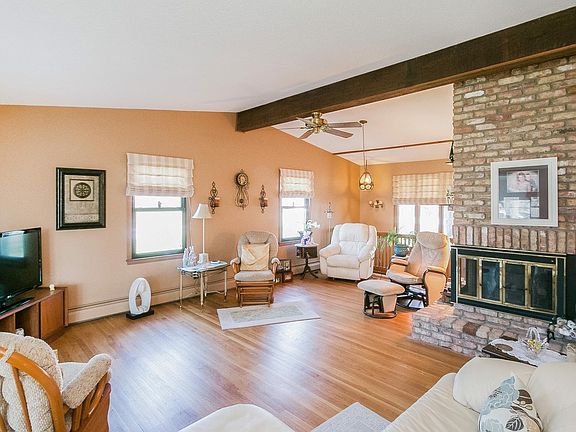 4th image of 300 Summit Dr NE