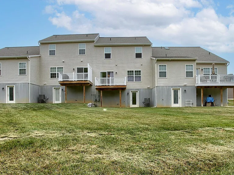 1747 Shady Ln — Photo 31