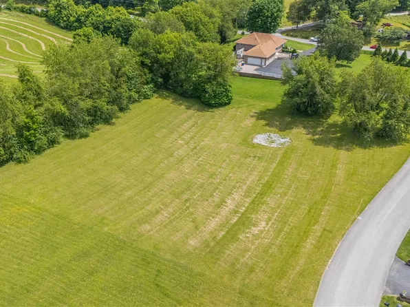 111 Fountain Trace Dr, Bowling Green, KY 42103