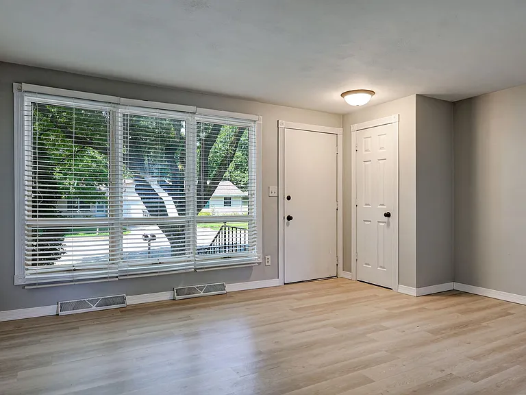 1216 Meadow Ln — Photo 5