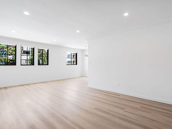 3rd image of 527 S Barrington Ave APT 8