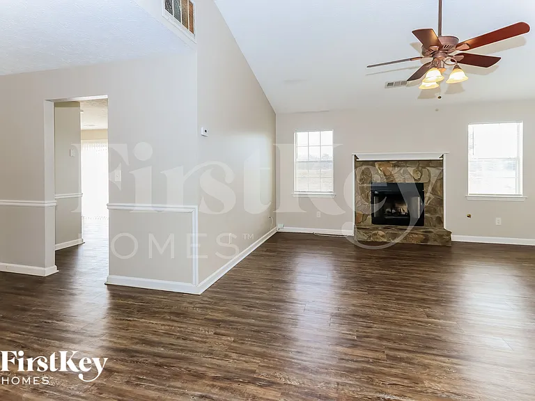 128 Greenleaf Dr — Photo 2