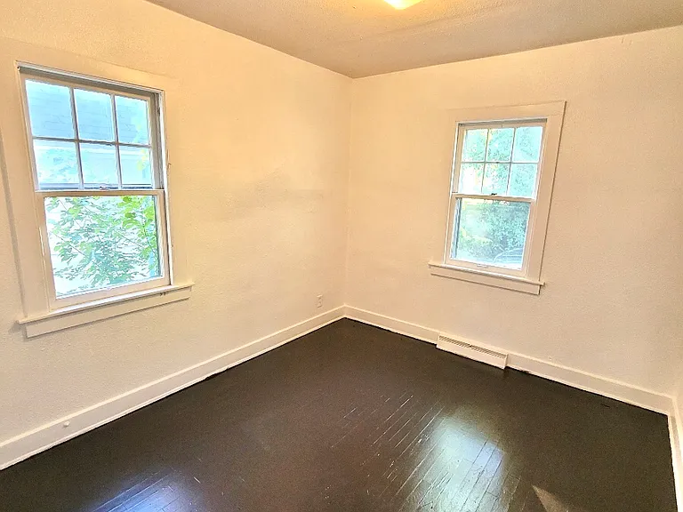518 Leslie St — Photo 3