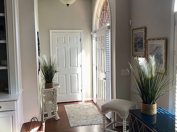 Entryway w/large hall closet