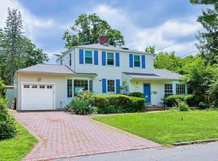 140 Princeton St, Roslyn Heights, NY 11577