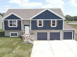 103 Troutman Cir, Dearborn, MO 64439