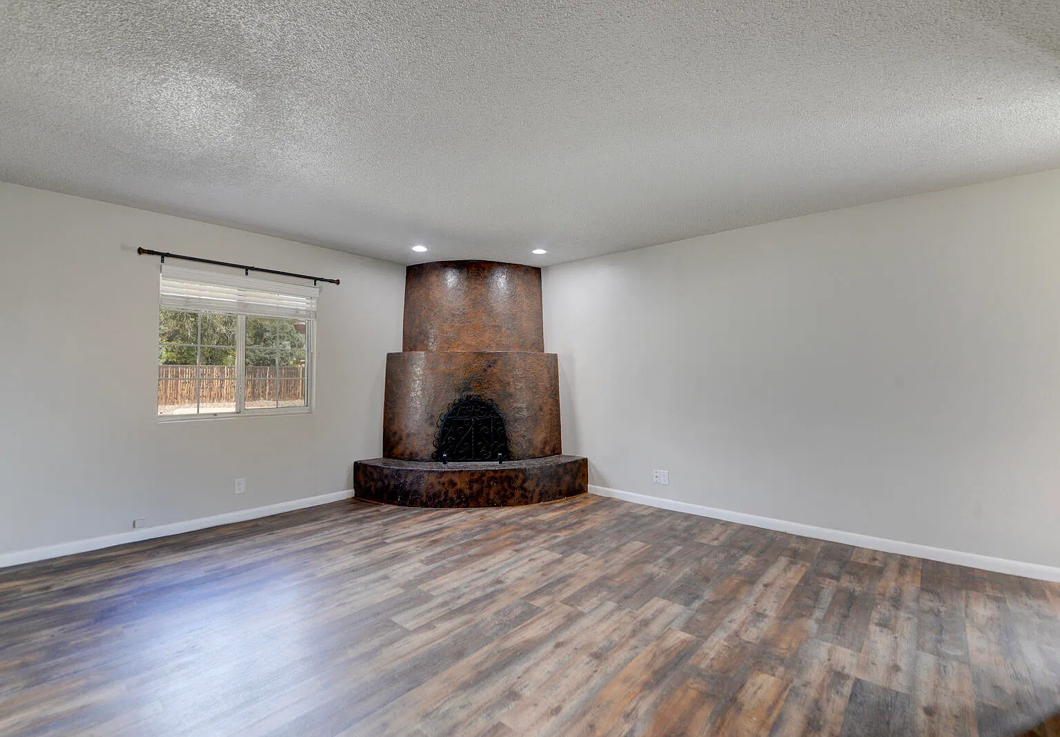 4 bed, 2.0 bath, 1912 sqft, $2,300 — Photo 4