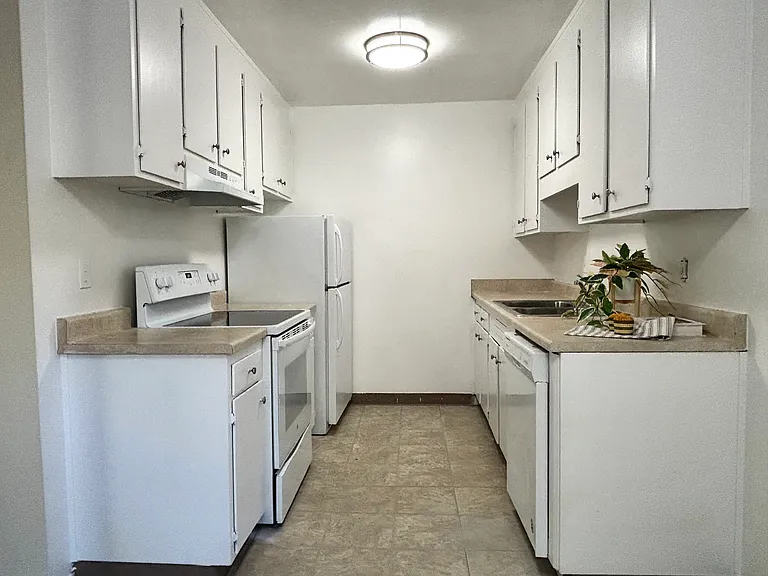 Unit 210B:
Bright Kitchen