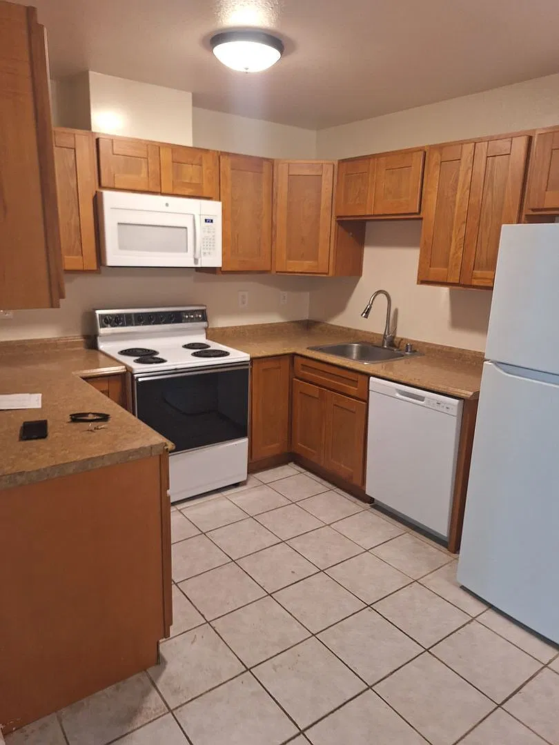 Las Palmas Apartments — Photo 1