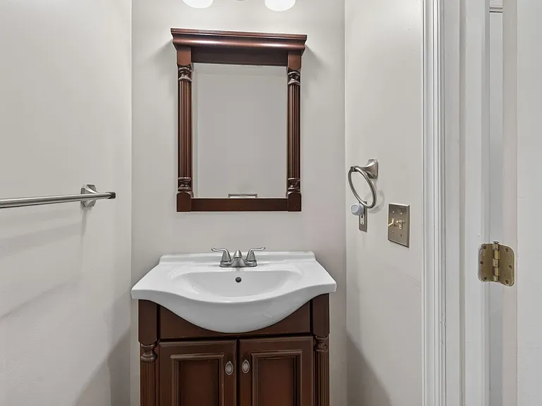 119 Kingsbridge Ln — Photo 10