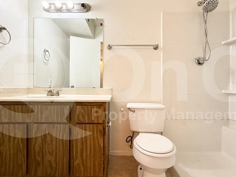 3132 W Harmont Dr — Photo 2
