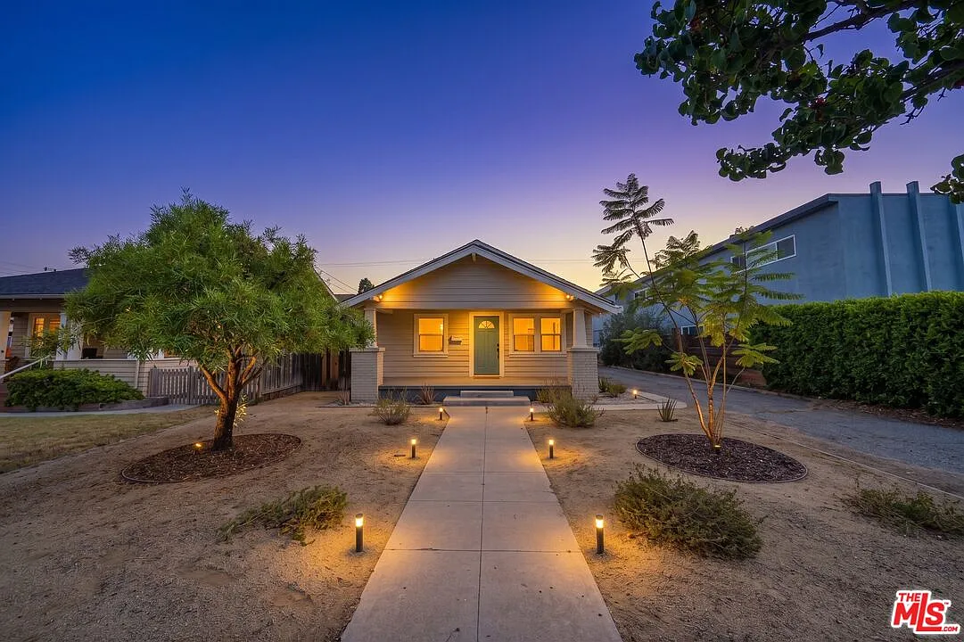 2 bed, 1.5 bath, 884 sqft, $3,950 — Photo 1