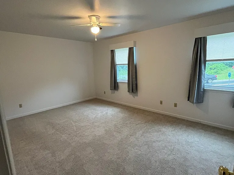 Main bedroom (16' x 11'4")