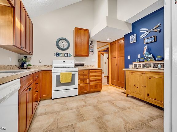 3rd image of 184 Brookshore Dr