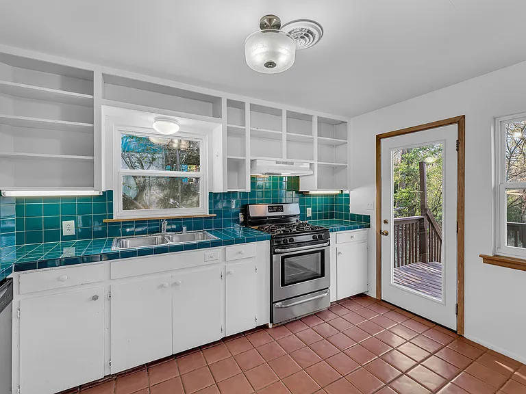 515 W Holly St — Photo 9