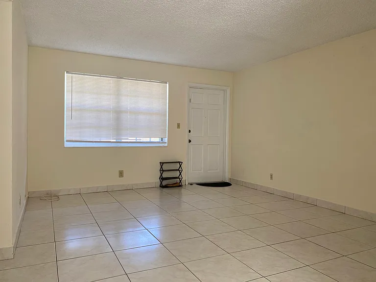 5720 SW 90th Ave #1 — Photo 5