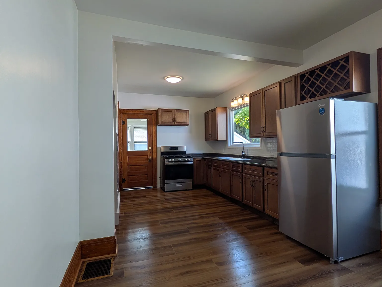 2 bed, 936 sqft, $1,800 — Photo 3