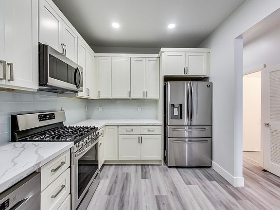 3rd image of 813 Oak St