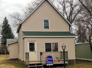 906 9th St NE, Devils Lake, ND 58301
