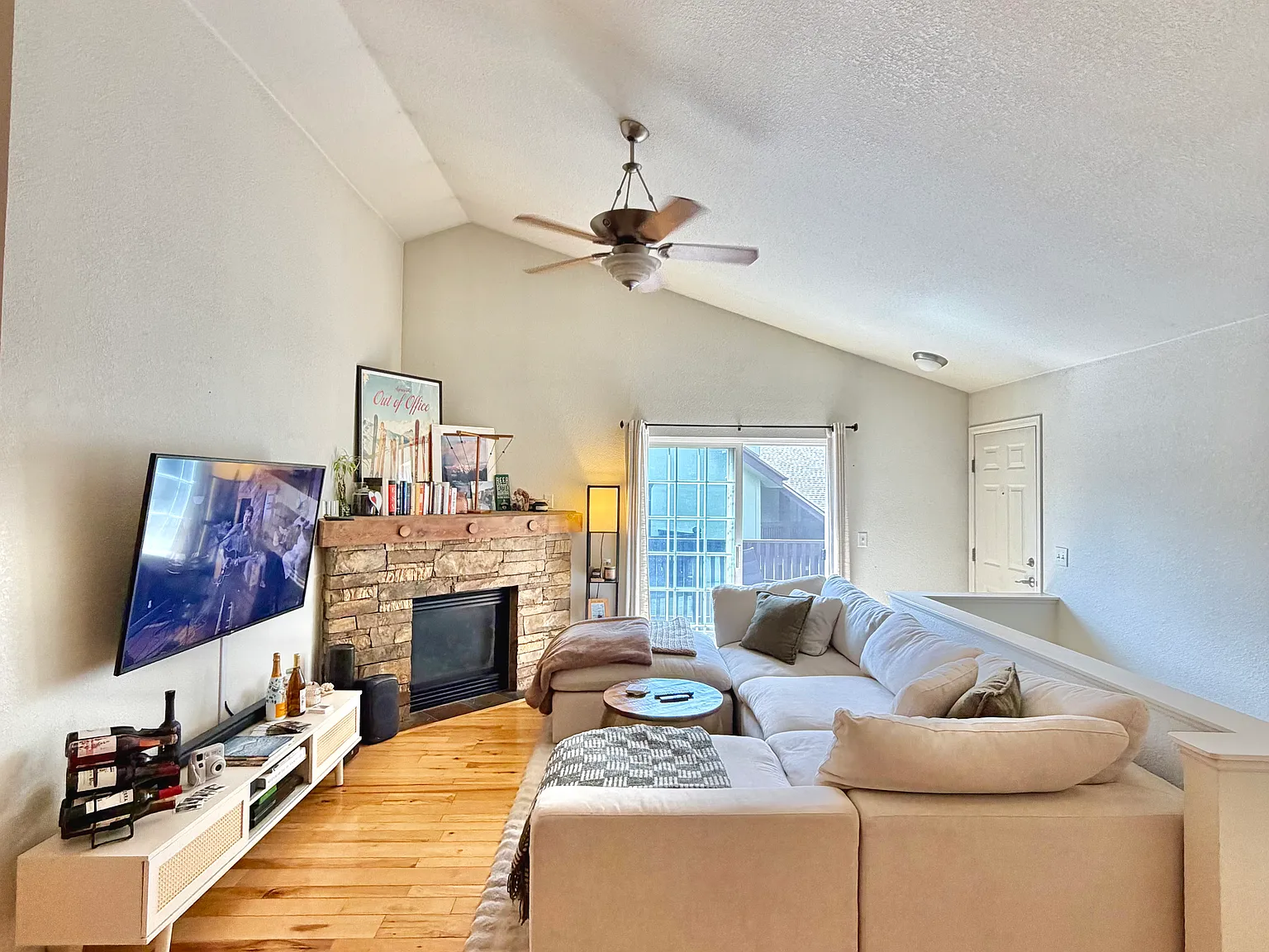 2 bed, 993 sqft, $3,150 — Photo 3