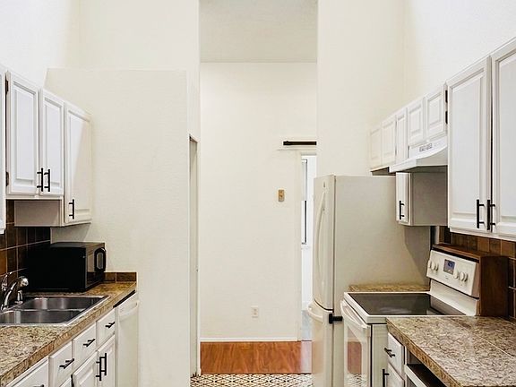 3rd image of 10020 NE 124th Pl